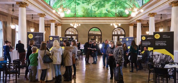 Ab 10 Uhr waren im Gartensaal des Prinzregententheaters alle acht Studiengänge mit Infotischen vertreten.