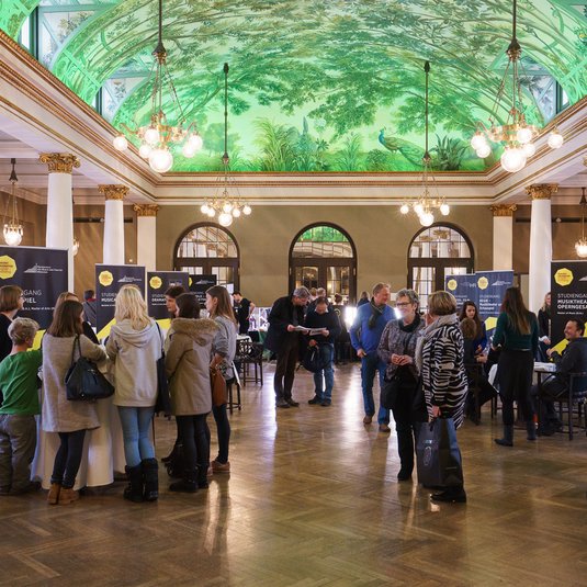 Ab 10 Uhr waren im Gartensaal des Prinzregententheaters alle acht Studiengänge mit Infotischen vertreten.