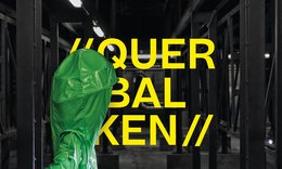 Plakatmotiv mit Titel "Querbalken", Mensch in grünem Latex-Schutzanzug vor dunkelgrauer Kulisse (Unterbühne)