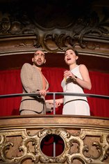 Baby - Alan (Ömer Örgey) und Arlene (Juliette Lapouthe) stehen auf einem Balkon