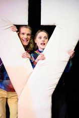 Baby (GP) - Danny (Mats Visser) und Lizzie (Lorena Brugger) lugen hinter einem großen "Y" hervor