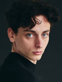 Portraitfoto Luca Skupin - Absolvent Schauspiel 2023