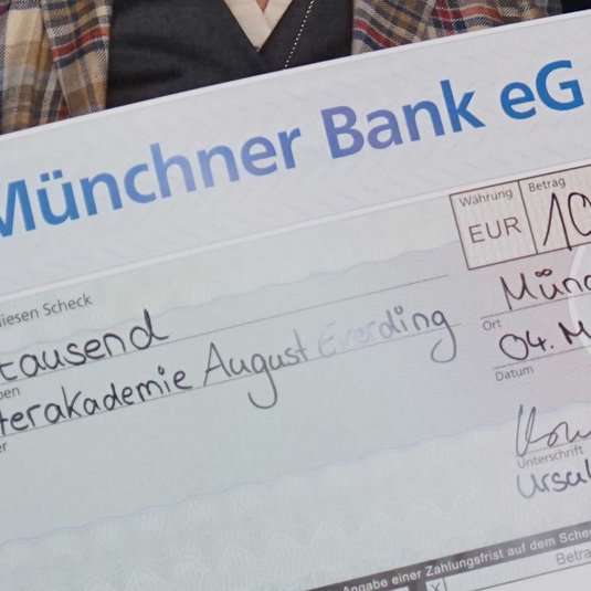 04. Mai 2022: Schecküberreichung 10.000 Euro von U. E. Mulch an Prof. Hans-Jürgen Drescher, Foto Scheck