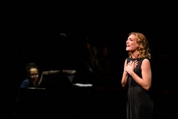 Musical-Darstellerin Roberta Valentini mit Songs aus "Elisabeth" und "Cabaret", am Klavier begleitet von Oresta Cybriwsky