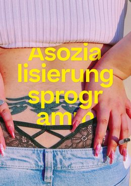 Plakatmotiv Asozialisierungsprogramm: Frauengesäß von hinten in Jeans mit Tattoo, Hände an den Hosentaschen, Zigarette in der Hand