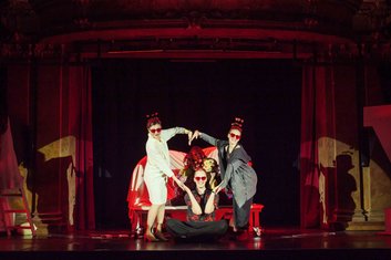 Baby (GP) - Danny (Mats Visser) und Lizzie (Lorena Brugger) sitzen in der Mitte auf einem roten Bett, daneben und davor Arlene (Juliette Lapouthe), Nick (Tim Morsbach) und Pam (Emily Mrosek), die mit den Armen ein Herz formen