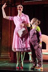 Baby (GP) - Dame 2 im rosa Kleid (Tim Morsbach), daneben die schwangere Lizzie (Lorena Brugger)