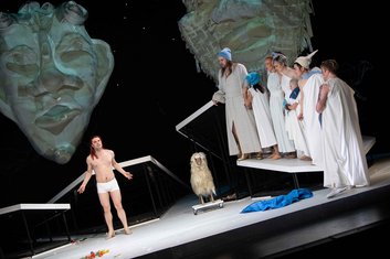 "Achill unter den Mädchen", KHP, Achill (Elmar Hauser) links, rechts Personen in weiß auf einer Bühnenrampe