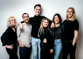 Gruppenfoto Musical 1. Jahrgang Master (2022/23), von links nach rechts stehend: Emily Mrosek, Ömer Örgey, Tim Morsbach, Lorena Brugger, Juliette Lapouthe, Mats Visser