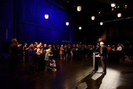 Professor Hans-Jürgen Drescher, Präsident der Theaterakademie, begrüßt die Gäste auf der Bühne des Prinzregententheaters.