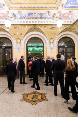 Die Gäste im Foyer des Prinzregententheaters