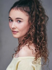 Portraitfoto Julia Anna Grob - Absolventin Schauspiel 2023