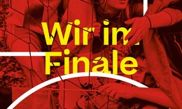 Plakatmotiv mit Titel "Wir im Final", rot eingefärbt, viele Menschen drängen sich in einem Tornetz, weiße Linien wie Fußballfeldmarkierungen durchkreuzen das Bild