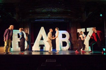 Baby (GP) - Schriftzug "Baby", davor jeweils die Paare Danny und Lizzie (Mats Visser, Lorena Brugger), Alan und Arlene (Ömer Örgey, Juliette Lapouthe), Pam und Nick (Emily Mrosek, Tim Morsbach)