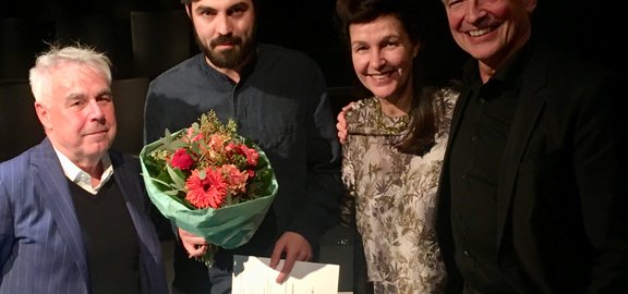 Maximilian Sippenauer erhält den C. Bernd Sucher Preis. Im Bild: C. Bernd Sucher, Maximilian Sippenauer, Prof. Bettina Reitz und Prof. Hans-Jürgen Drescher