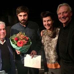 Maximilian Sippenauer erhält den C. Bernd Sucher Preis. Im Bild: C. Bernd Sucher, Maximilian Sippenauer, Prof. Bettina Reitz und Prof. Hans-Jürgen Drescher