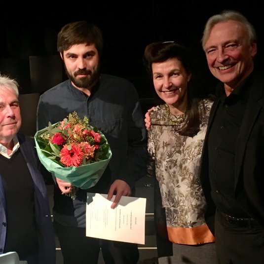 Maximilian Sippenauer erhält den C. Bernd Sucher Preis. Im Bild: C. Bernd Sucher, Maximilian Sippenauer, Prof. Bettina Reitz und Prof. Hans-Jürgen Drescher