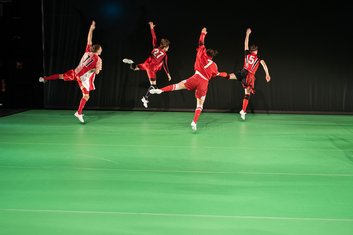Wir im Finale, vier Fußballspieler:innen von hinten tanzend