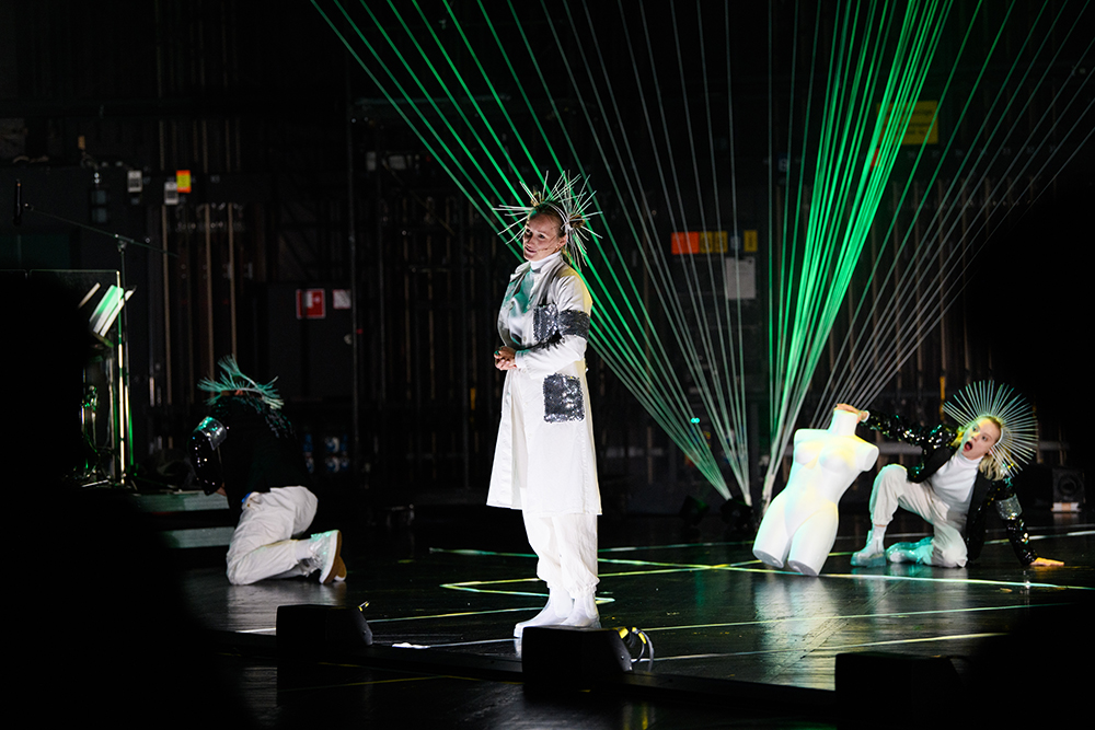 Regie As a director, felix has staged several projects at the opera stabile of the staatsoper in hamburg, as. regie